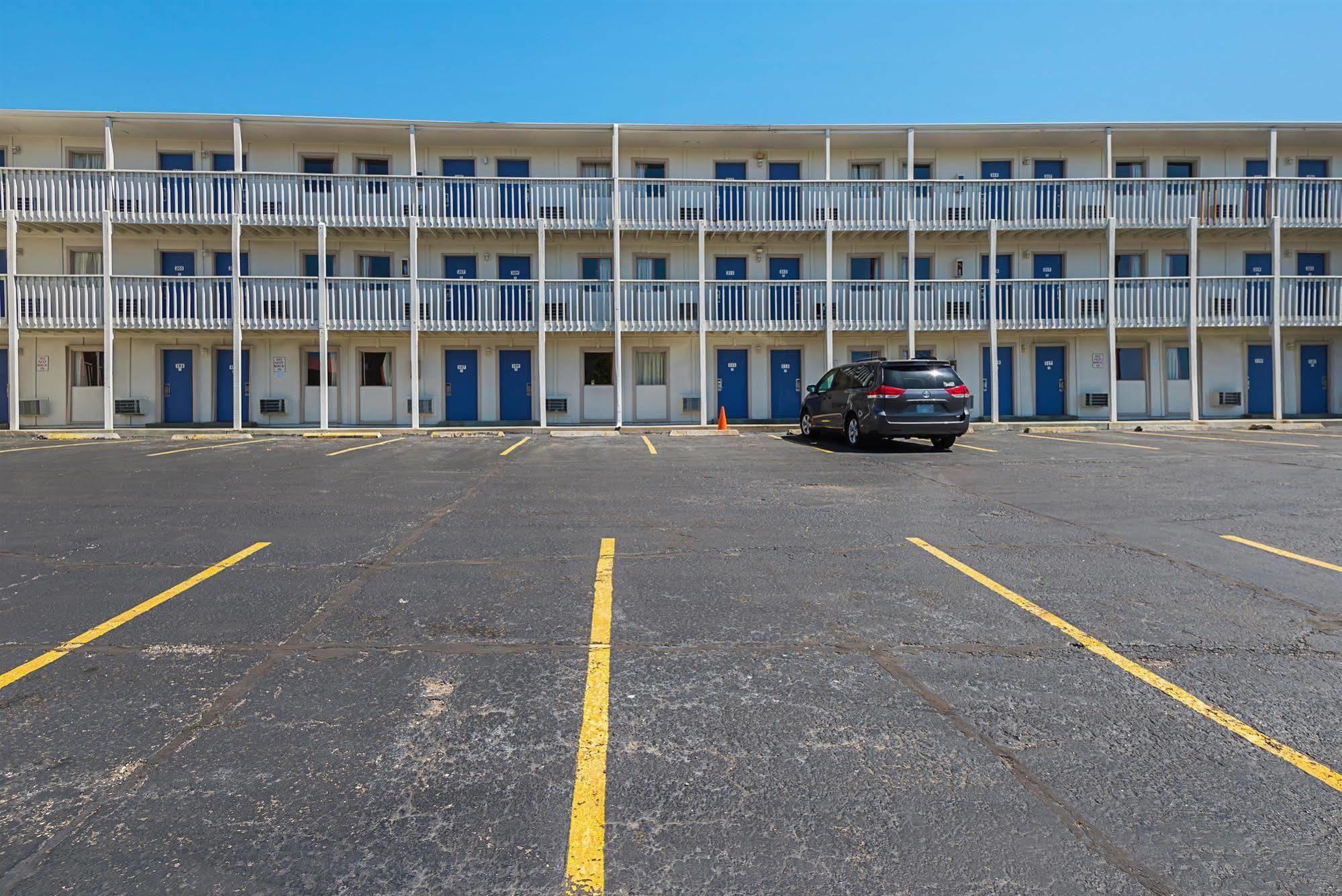 Hotel 6-blue Springs, Mo 2*